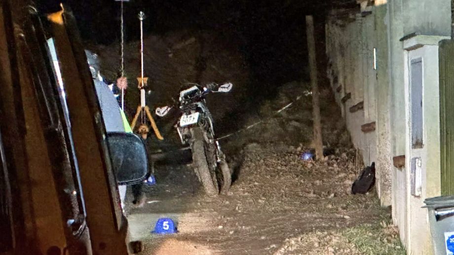 Mladý motorkář si na cestě nevšiml nataženého řetězu. Po pádu zemřel